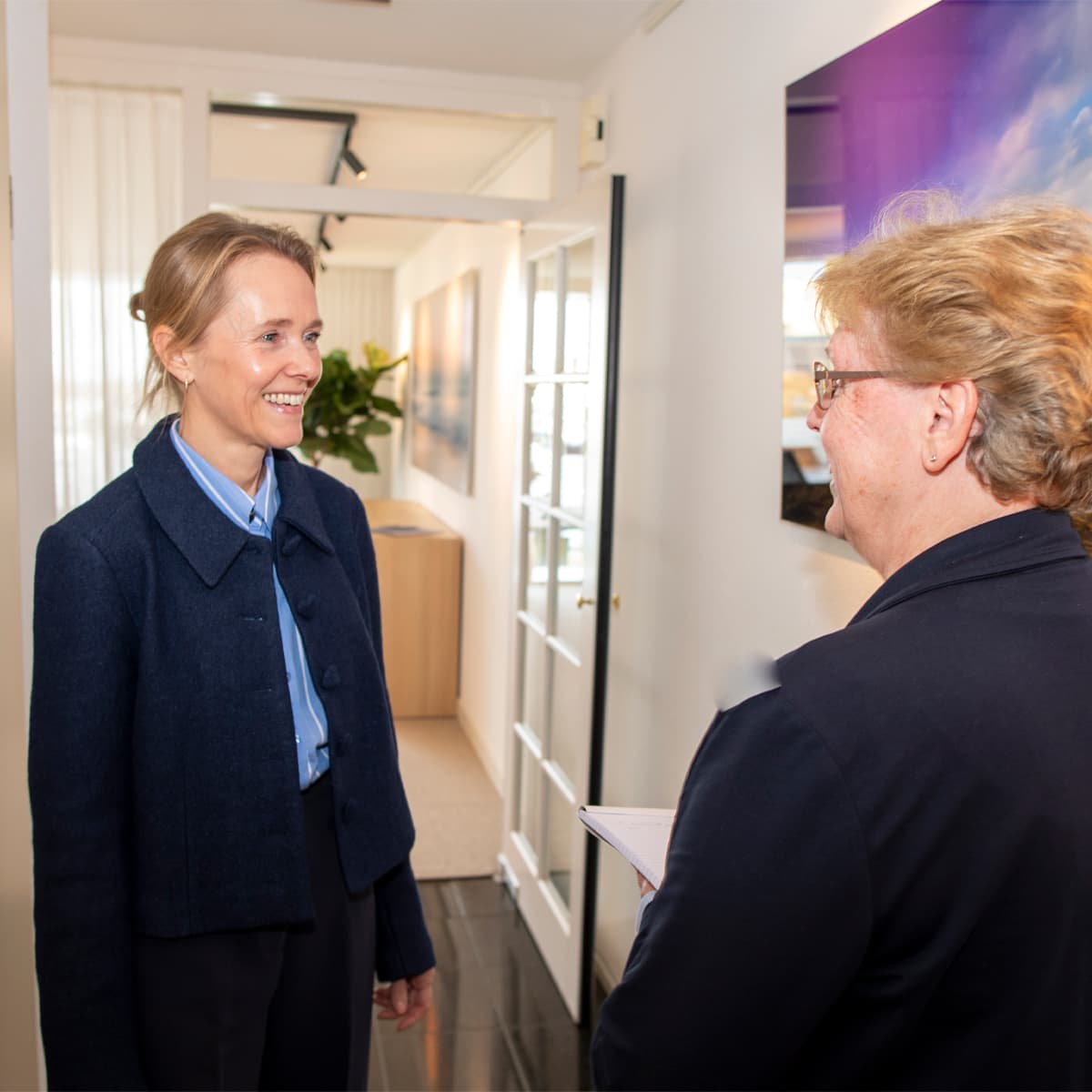 Klaske Vriesinga in gesprek met een cliënt bij Notariskantoor Vriesinga